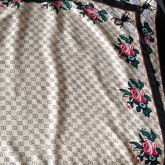 Gucci Accessories - Silk scarf Gucci good condition